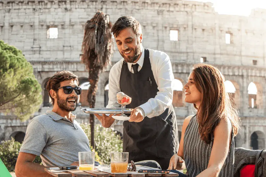 Pareja tomando un helado en un bar en Italia