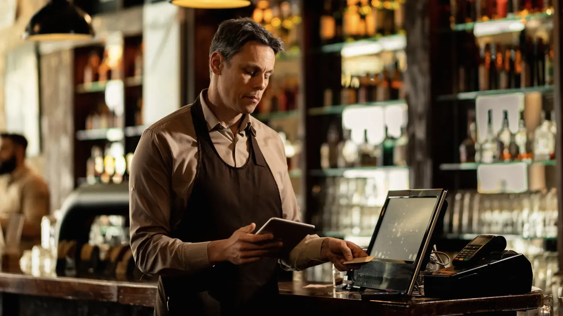 Waiter cashes up at an RKSV-compliant POS with SIGN AT from fiskaly.