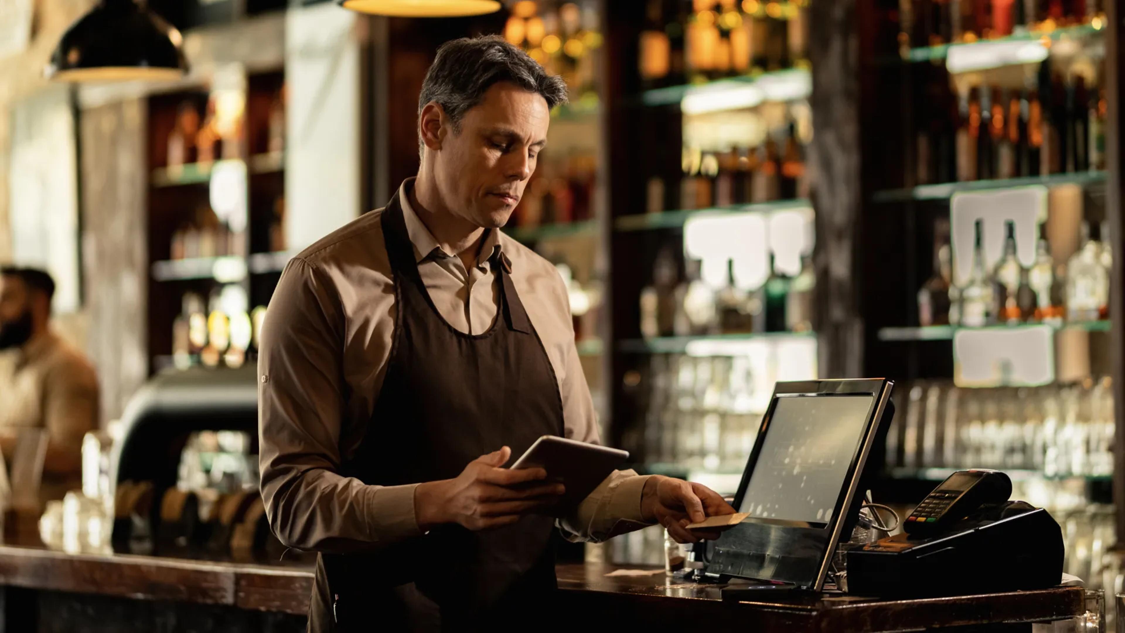 Waiter cashes up at an RKSV-compliant POS with SIGN AT from fiskaly.