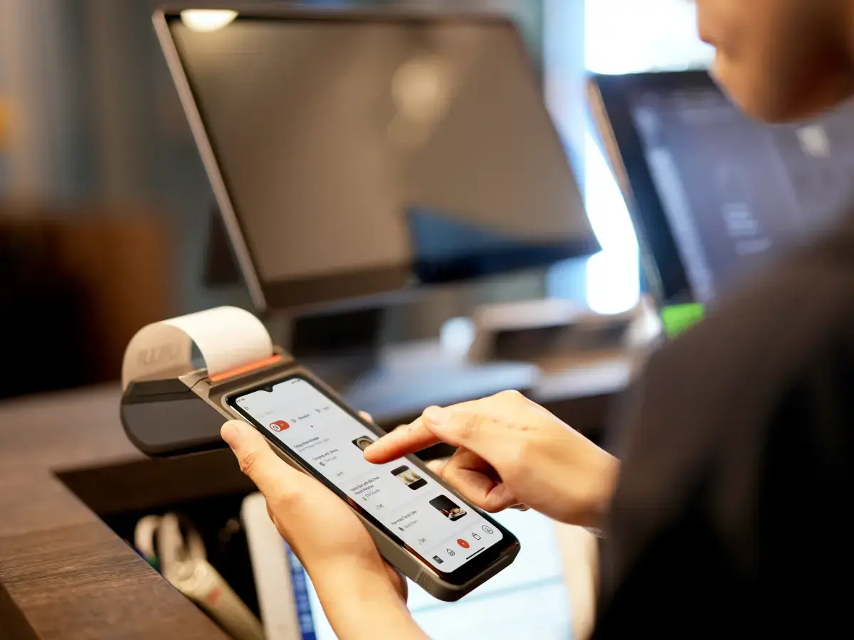 Diverse persone con le API POS e TicketBAI di fiskaly garantiscono una perfetta integrazione tra software aziendale, legge antifrode e TBAI