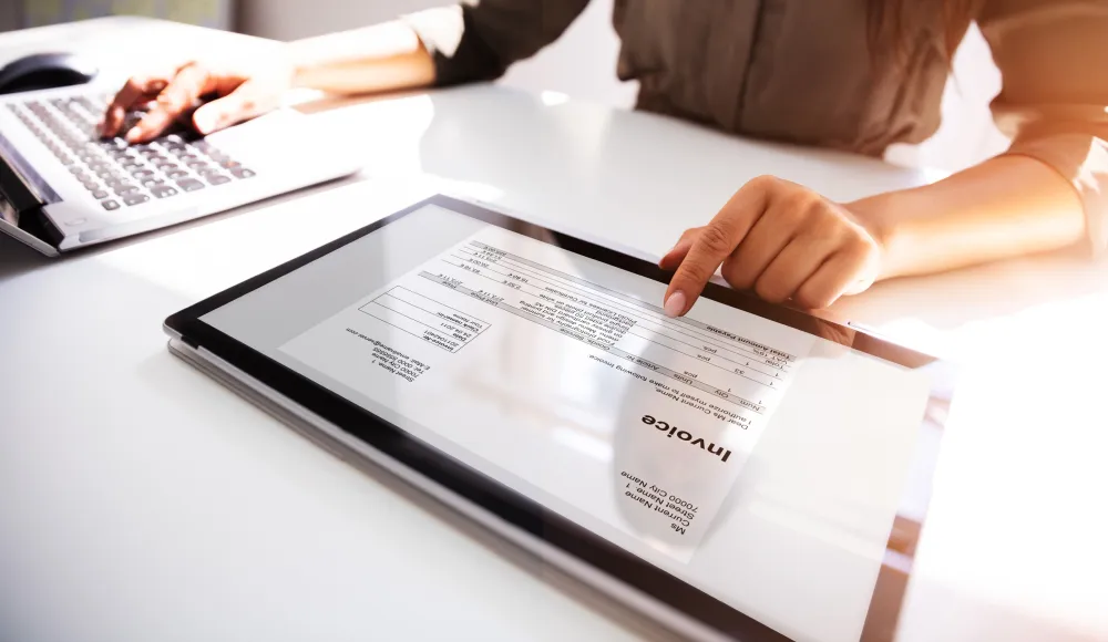 A woman working on her business fiscalization with her computer